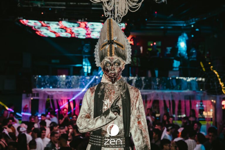 Personaje en la escena nocturna